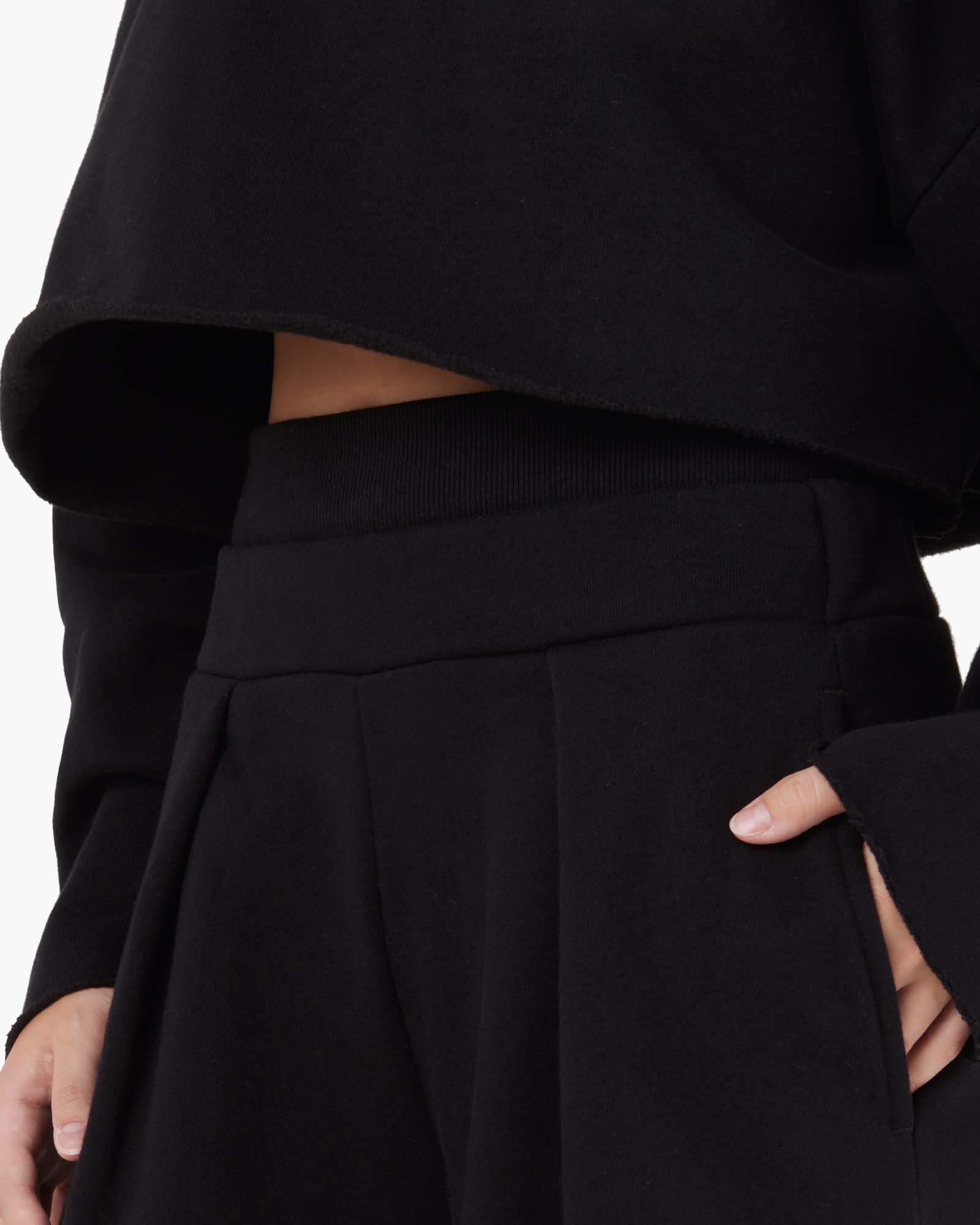 2209-core-fleece-cropped-half-zip-black-1.webp
