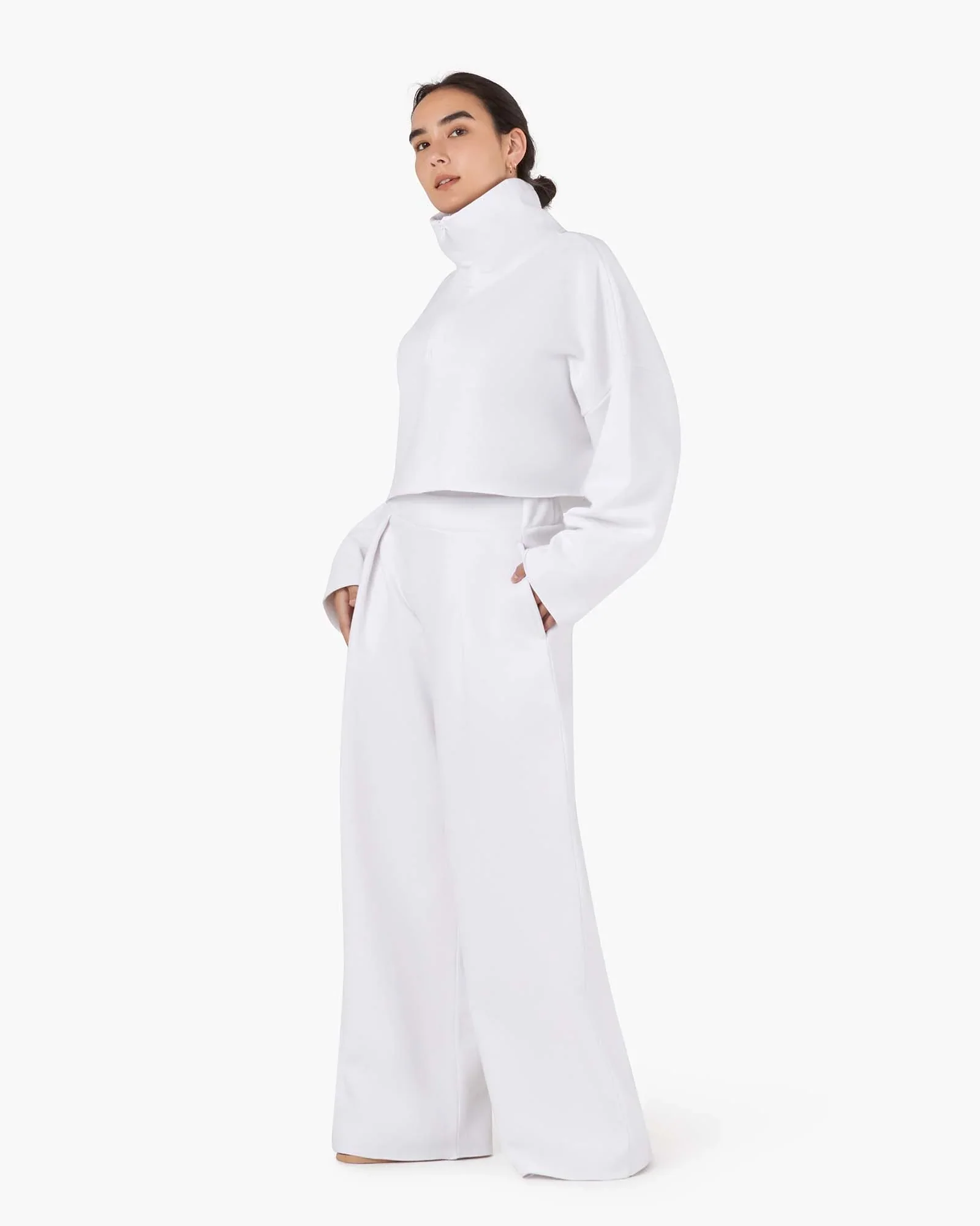 2213-core-fleece-cropped-half-zip-white-1.webp