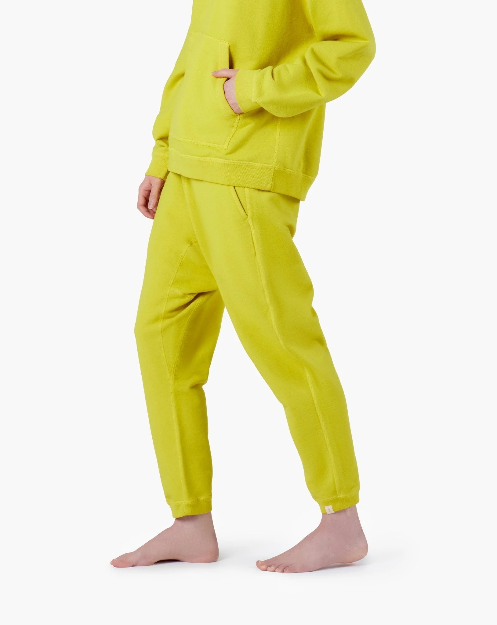 2501-core-jogger-capri-lemon-1.webp