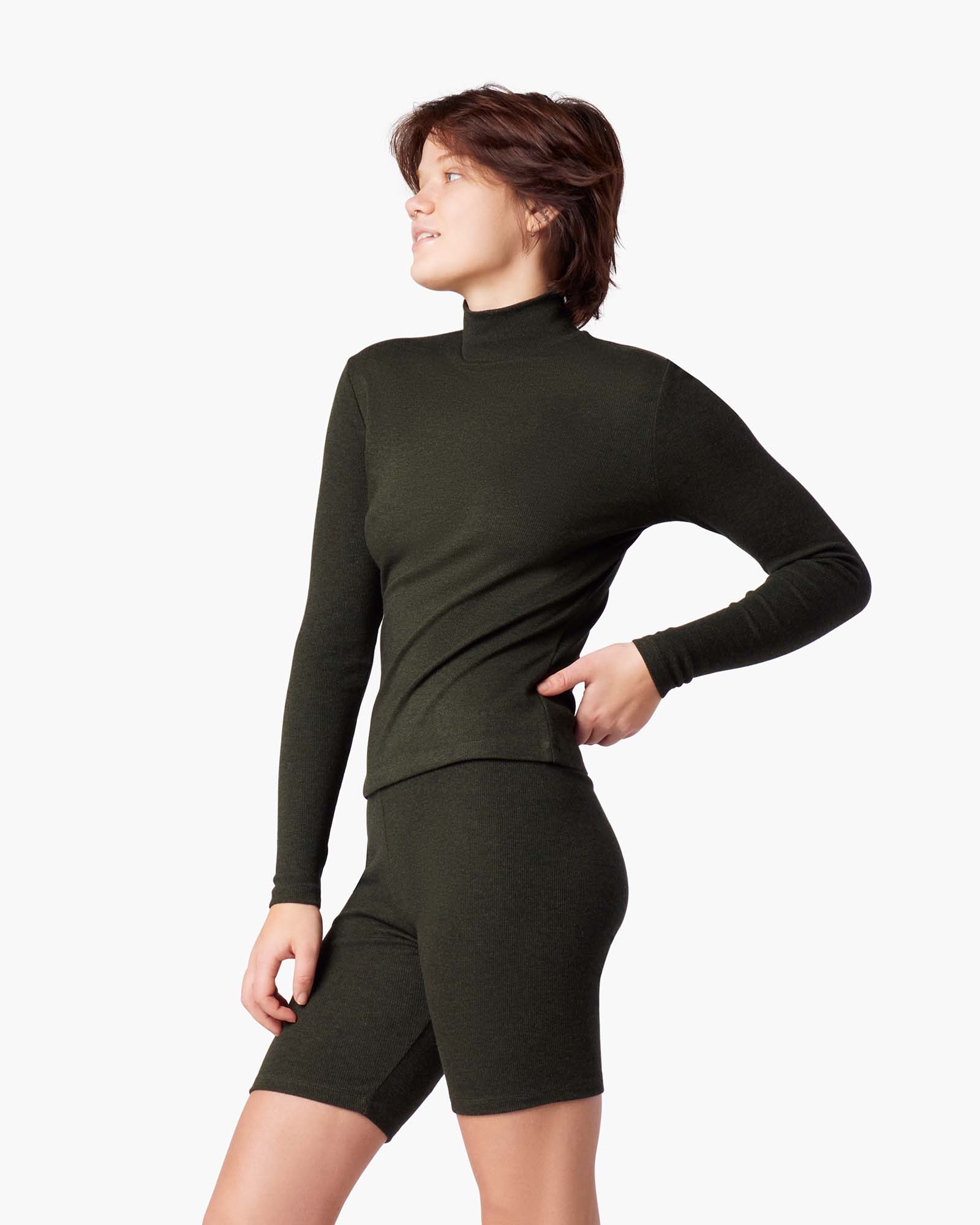 2789-super-rib-turtleneck-moss-1.webp
