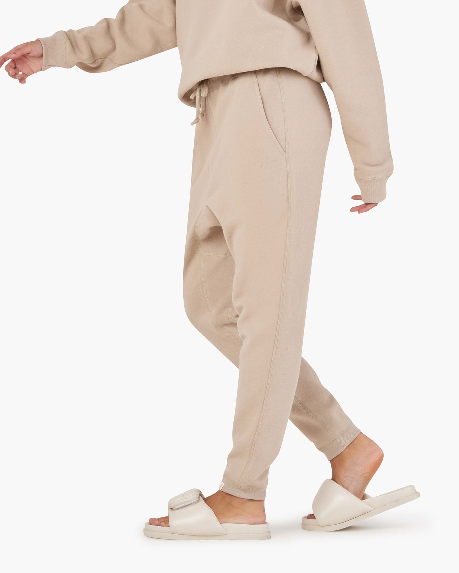 3218-core-fleece-jogger-sand-1.webp